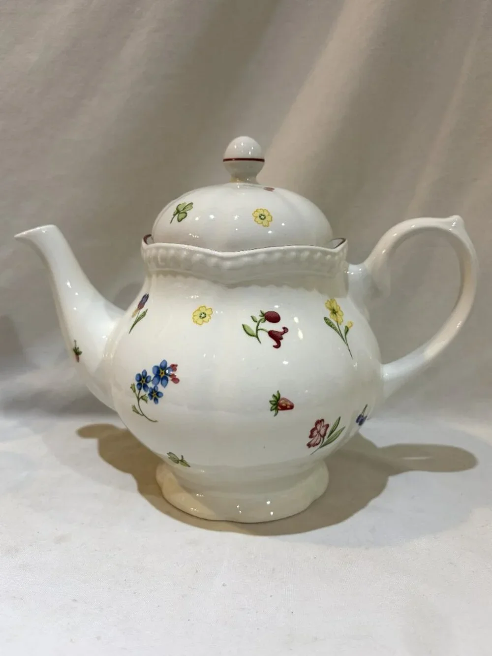 VTG Johnson Brothers Fine Porcelain FLEURETTE Teapot Staffordshire England EUC